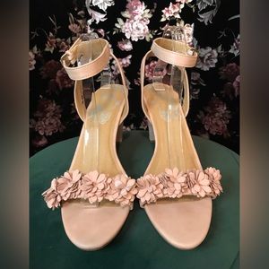NWOT Mootsies Tootsies Blush Faux Suede Floral Ankle Strap 3.5 Inch Heels Sz 10M